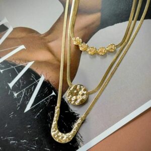 V-Shaped Bar Necklace with 5 Central Roses